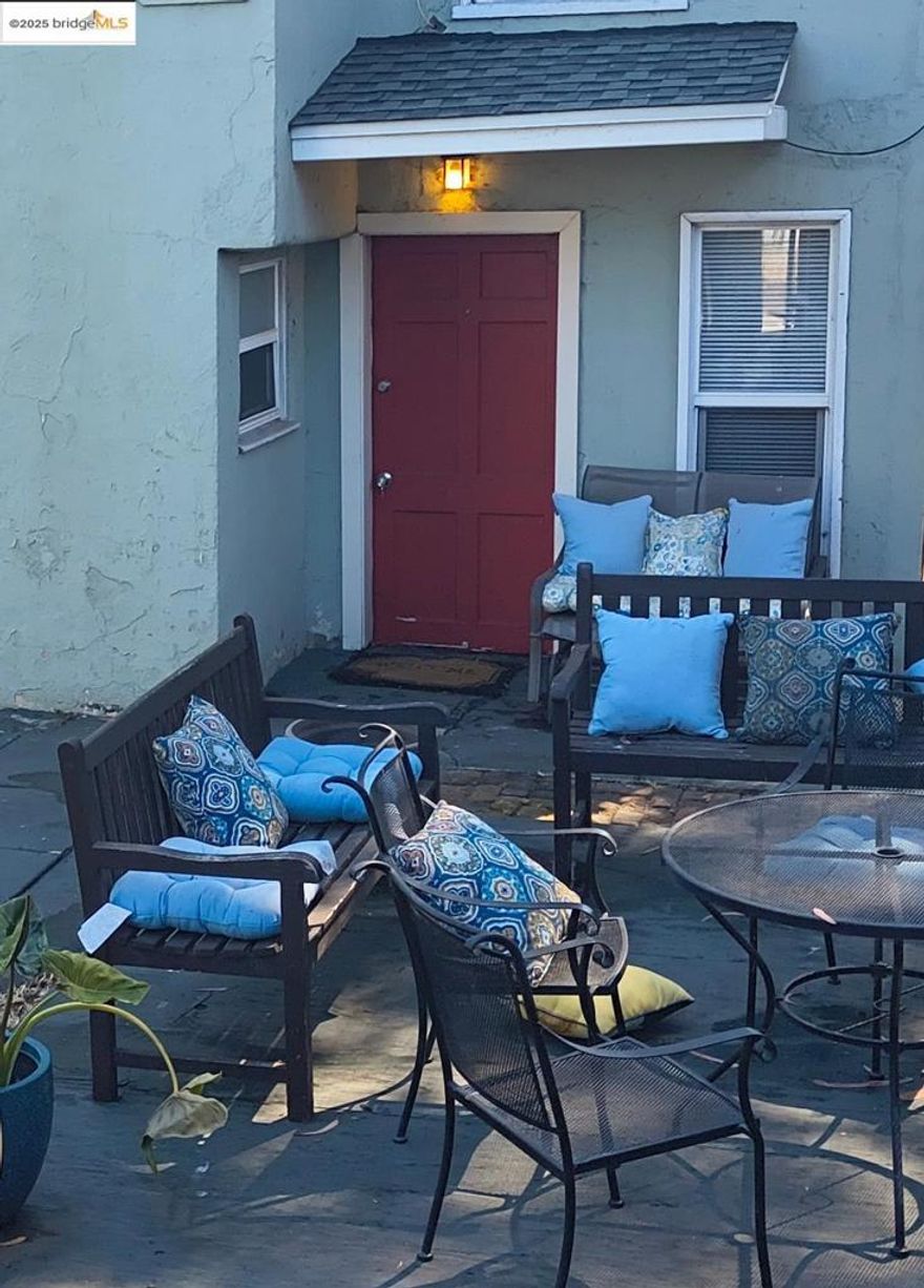 A simple secluded upscale 1-bedroom, 1-bathroom home is available for lease in Oakland. This large, clean property is a hidden gem, tucked behind trees for ultimate privacy. The updated kitchen features marble countertops and cherry oak cabinets, while the spacious living room includes a small bonus room perfect for an office or extra storage. You'll also have access to a large backyard and be close to local schools. Flexible lease terms are available for six months or more. Contact us to schedule a viewing and see all the recent updates! ALL utilities included
