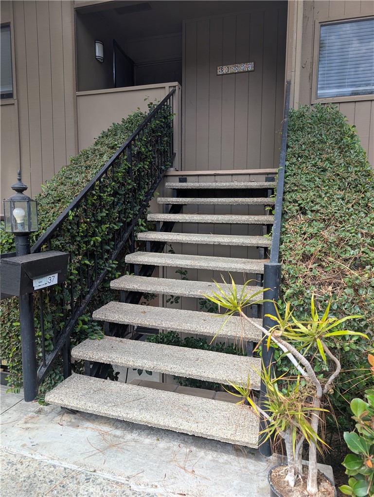 Beautifully remodeled Upper Unit. 2 bedrooms and 2 full baths. Vaulted ceilings. Balcony view of the golf course. Community Barbecue area nearby. Community Pool. Peaceful and Serene. Minutes from the beach.