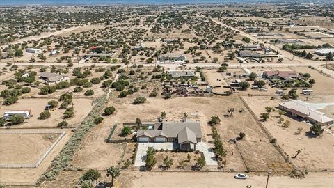 Photo of 12771 Elm Street, Oak Hills, CA 92344 (MLS # TR25174697)