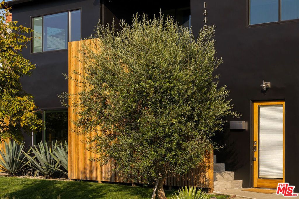 Photo of 1840 S Dunsmuir Avenue, Los Angeles, CA 90019 (MLS # 25593711)