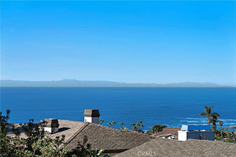 Photo of 530 Temple Hills Drive, Laguna Beach, CA 92651 (MLS # LG25012394) Photo of 530 Temple Hills Drive, Laguna Beach, CA 92651 (MLS # LG25012394)