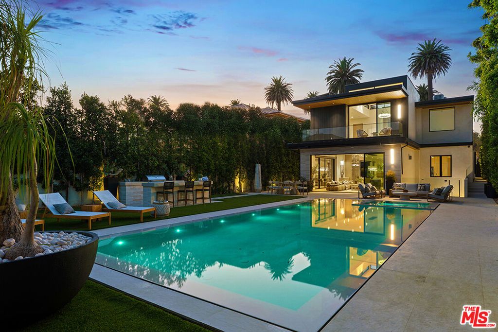 Photo of 528 Marguerita Avenue, Santa Monica, CA 90402 (MLS # 25622733)