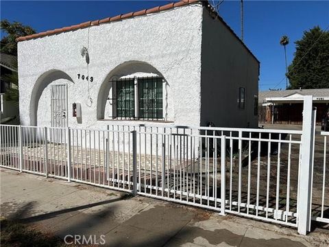 Photo of 7049 Alabama Avenue, Canoga Park, CA 91303 (MLS # SR26013245)