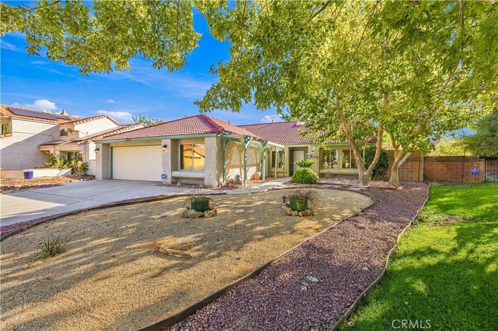 Photo of 44328 Soft Avenue, Lancaster, CA 93536 (MLS # SR26221243)