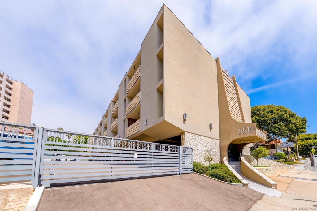 2510 Torrey Pines 212