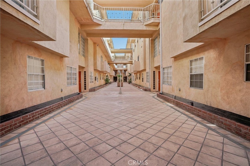 321 W Queen Street 20
