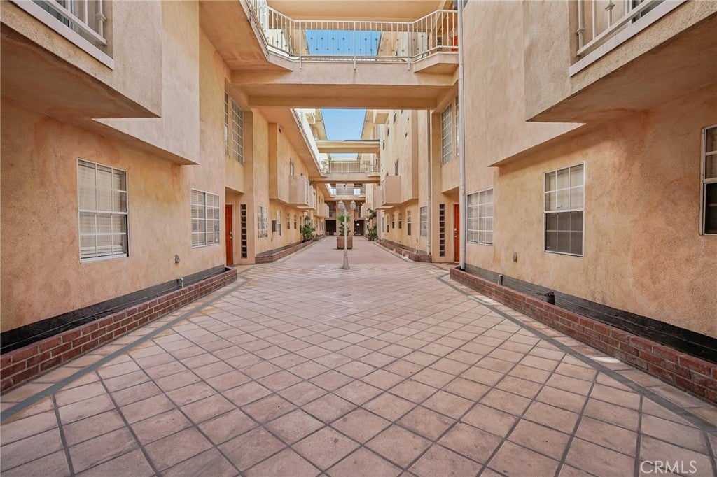 321 W Queen Street 20