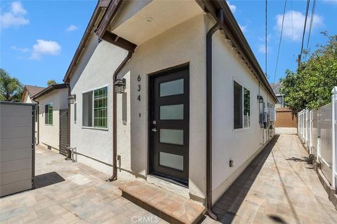 Photo of 634 E Valencia Avenue, Burbank, CA 91501 (MLS # GD26122804)