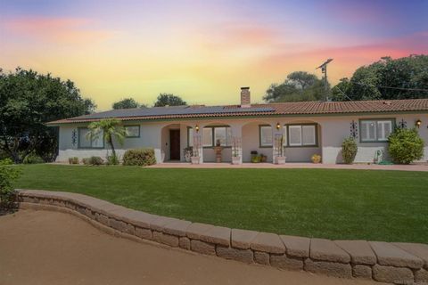 Photo of 2826 Calle De Malibu, Escondido, CA 92029 (MLS # 250037000SD)