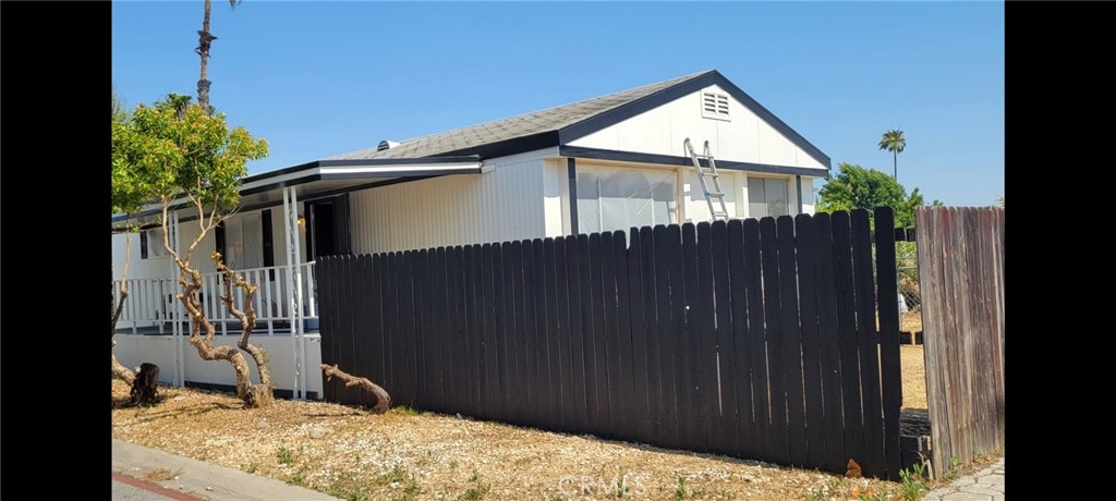 Located in the Jurupa Hills Cascade, this 3-bedroom, 2-bathroom home offers both comfort and convenience. Enjoy the ease of indoor laundry and covered parking, while the community amenities provide endless activities with two pools, a playground, and a fitness center. You can walk to nearby shopping and restaurants, or take a short drive to explore natural areas. With its central location offering quick access to schools and major freeways, this home is great for families and/or commuters in an all-age community.