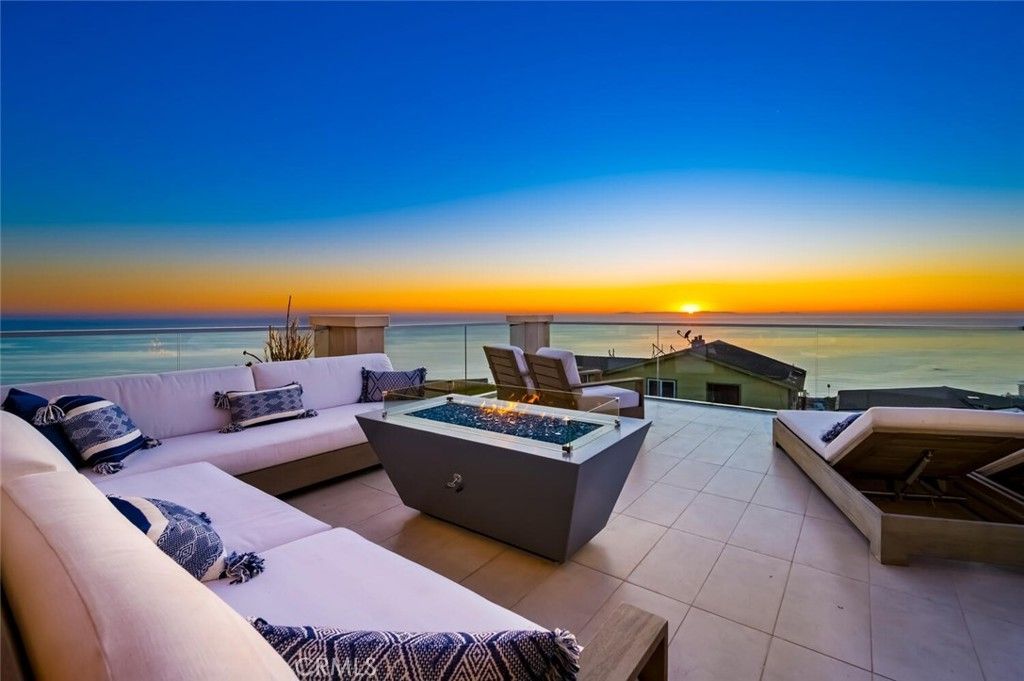 Photo of 2300 Crestview Pl, Laguna Beach, CA 92651 (MLS # LG25246813)