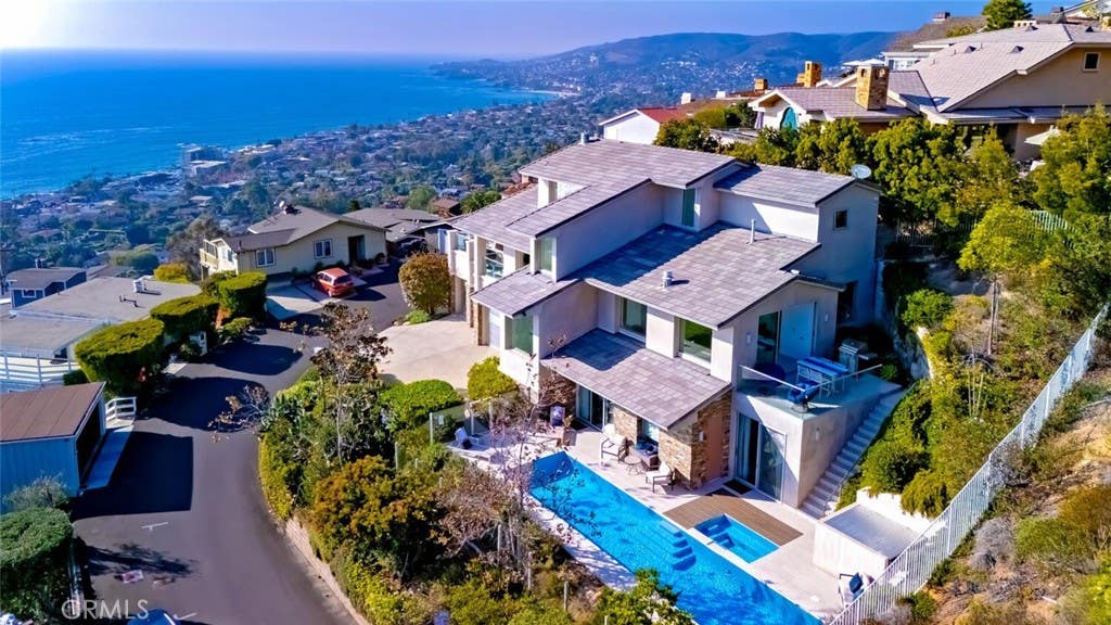 Photo of 2300 Crestview Pl, Laguna Beach, CA 92651 (MLS # LG25246813)