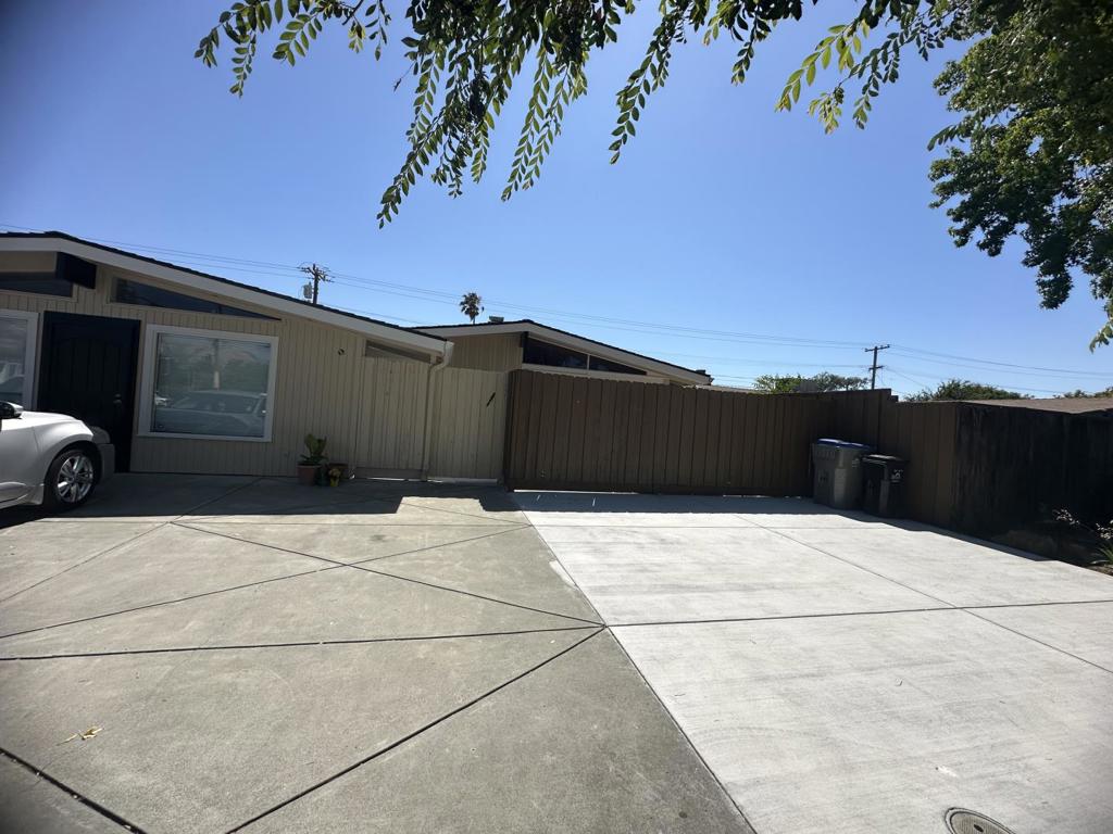 Charming 3-bedroom & 2-bath home centrally located within walking distance to schools, shops, parks, and more. Easy access to Freeway 101 & 280/680. Fresh paint in most area, private court yard for added privacy, and a decent size backyard to enjoy the summer BBQs. Primary suite with double closet space & spacious bathroom. Double pane windows, new carpet in 2 bedrooms & hardwood floor in the primary suite. Kitchen features tile flooring for easy cleaning & maintaining. Hallway gleams with a new luxury vinyl floor. LOOKING for serious & responsible tenants to enjoy this HOME. Home is available immediately. *********** CASA EN RENTA DE 3 CUARTOS Y 2 BANOS.