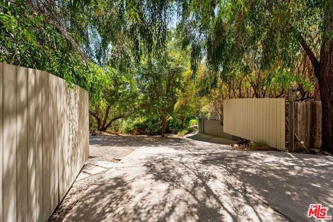 Photo of 22760 Chamera Lane, Topanga, CA 90290 (MLS # 25601185)