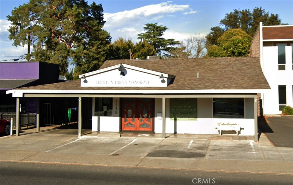 This is a lease assignment opportunity for a recently renovated stand-alone office building on Mangrove Avenue between 3rd and 5th. The site features a private year yard and locked gates for security. This small building is perfect for general office use. The owners will cooperate with the existing tenant in facilitating a lease assumption and delegation as permitted in the lease agreement. Lease expiration is 2/28/2026