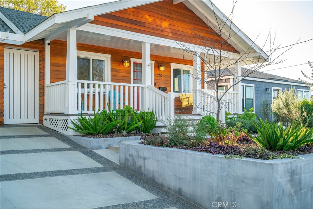 232 W Oak Avenue