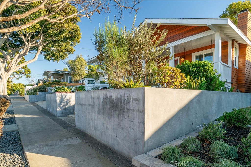 232 W Oak Avenue