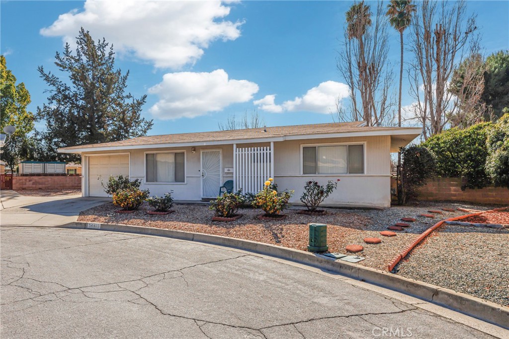 cozy home located in the highly desired Sun Park II 55+ community!~ 2-bed/2-bath, approximately 1,100 sqft of living space, single-story home!~Open living
room~ Dining area, open to the kitchen and patio view~ Light & bright kitchen ~ Spacious secondary bedroom ~ Master bedroom en-suite~ One car attached
garage with direct access ~ Laundry hook-ups in garage ~ Enclosed patio perfect for outdoor activities ~ Large sized back yard ~ Located in a cul-de- sac ~
Clubhouse ~ Swimming pool ~ About 3-acres of greenbelt areas throughout the community ~ Pets friendly! ~ Must see!