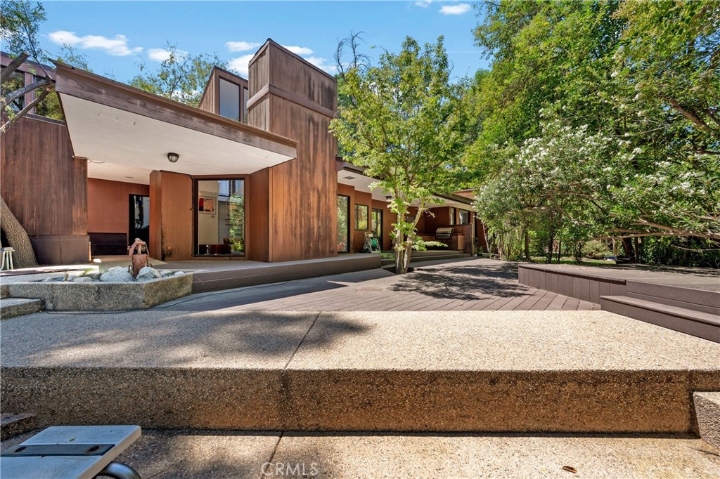 First time on the market! This sprawling property is located on one of the premier cul de sac's in Hidden Hills. Upon entering, the view is both
breathtaking and tranquil as the oversized floor to ceiling windows capture the backyards mature trees and landscape. This home, although original to its construction, is architectually both unique and worthy of appreciation. Desined by John T. Lyle, an American architect who created a traquil escape where you feel as if you are sitting in a mature forest but instead strategicaly hidden amoung city life. Featuring 4 bedrooms and 5 bathrooms, a north south tennis court, pool and spa on nearly two acres, this property offers an abundance of privacy and a blank palette to turn your dreams into reality.