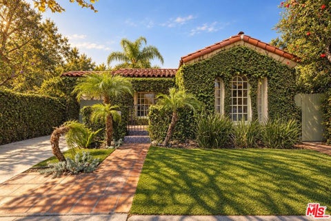 Photo of 8215 Clinton Street, Los Angeles, CA 90048 (MLS # 26104644)