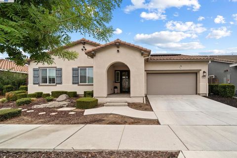 Photo of 557 Albany St St, Lathrop, CA 95330 (MLS # 41113792)