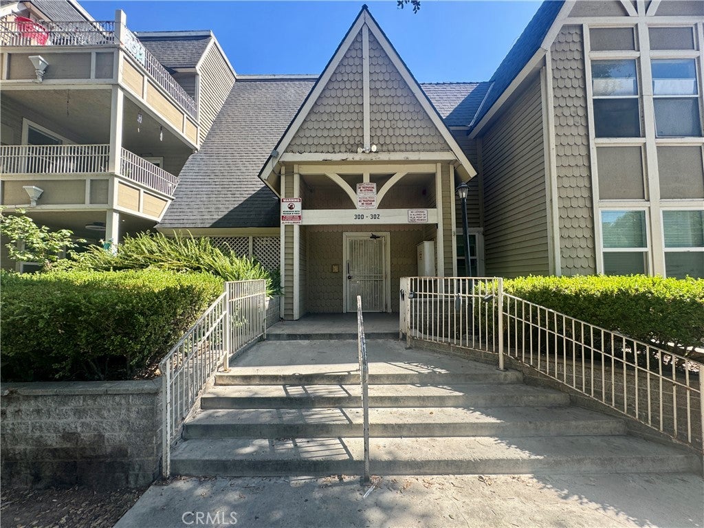 Photo of 300 E Chestnut Avenue #301, Santa Ana, CA 92701 (MLS # OC26137270)