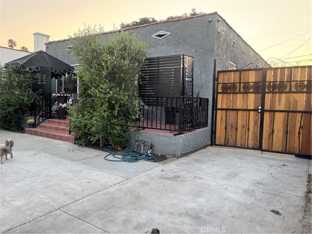 Welcome to this Spanish style home, this home offers 2 good size bedrooms and 1 bathroom, with remodeled Kitchen and bathroom
And is in a prime area of Los Angeles.