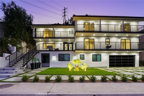 Photo of 3381 Oakmont View Dr, Glendale, CA 91208 (MLS # GD25261531)
