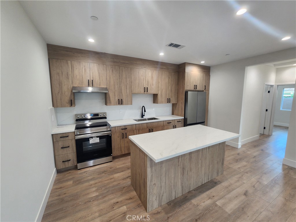 Enjoy this brand new, contemporary two bedroom and two bathroom ADU in Van Nuys. This modern home features a spacious open floor plan, sleek new kitchen with quartz countertops and stainless steel appliances, and a stylish bathroom with designer tile and glass shower.
Additional highlights:
In-unit laundry
Solar panels
Energy-efficient recessed lighting throughout
Wood-style flooring and high ceilings
Convenient Van Nuys location near shopping, schools, and freeway access