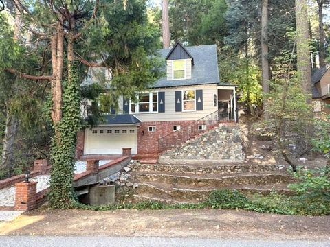 Photo of 325 Cottage Grove Rd, Lake Arrowhead, CA 92352 (MLS # IG25225679)