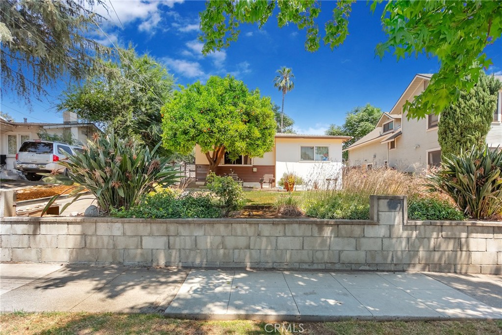 This multi-family duplex is located in the Garfield Heights area of Northwest Pasadena, a quiet and well-connected neighborhood. Just minutes from Old Town Pasadena, the Rose Bowl Stadium, and local parks, it also offers easy access to schools, supermarkets, retail shops, public transit, and various local amenities. A central location and strong rental appeal.
This duplex includes two separate units totaling approximately 1,526 sq.ft. Together, they offer 4 bedrooms and 2 bathrooms, with separate electric, gas, and water meters. A wide concrete driveway provides shared on-site parking.
Front Unit-Built in 1957, this unit includes 2 bedrooms, 1 bathroom, approx. 704 sq.ft. of living space, a spacious front yard, updated countertops, ample natural light, and in-unit laundry.
Back Unit - Built in 1921, the back unit offers 2 bedrooms and 1 bathroom across 822 sq.ft. It features a large laundry room, basement for extra storage or utility use, upgraded electrical, newer vinyl windows, refreshed fireplace, and a nearby vintage carriage-style structure for added storage or creative use.
With its prime location, functional layout, and recent updates, this duplex is a valuable investment. Whether you plan to live in one unit and lease the other, or hold it for rental income and future growth, it delivers long-term value in one of Pasadena’s most desirable markets.