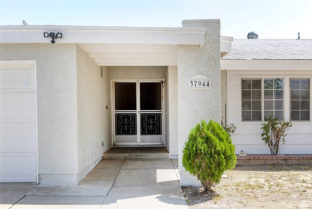 Welcome to 37944 E 29th St in East Palmdale, a beautifully updated 3-bedroom, 2-bath home offering comfort, style, and convenience. With 1,239 sq ft of living space, this home has been freshly painted inside and out, giving it a clean, modern feel from the moment you arrive.
Once inside you'll find soaring high-beam ceilings that create an open, airy ambiance. The heart of the home is the spacious kitchen, featuring granite countertops, ample cabinet space, and a layout perfect for everyday living and entertaining.
Both bathrooms are well-appointed, and the bedrooms offer generous space and natural light. The low-maintenance backyard is fully hardscaped, surrounded by attractive brick walls perfect for relaxing or hosting gatherings without the upkeep of grass.
Additional features include a 2-car attached garage and a location close to schools, shopping, and commuter routes.