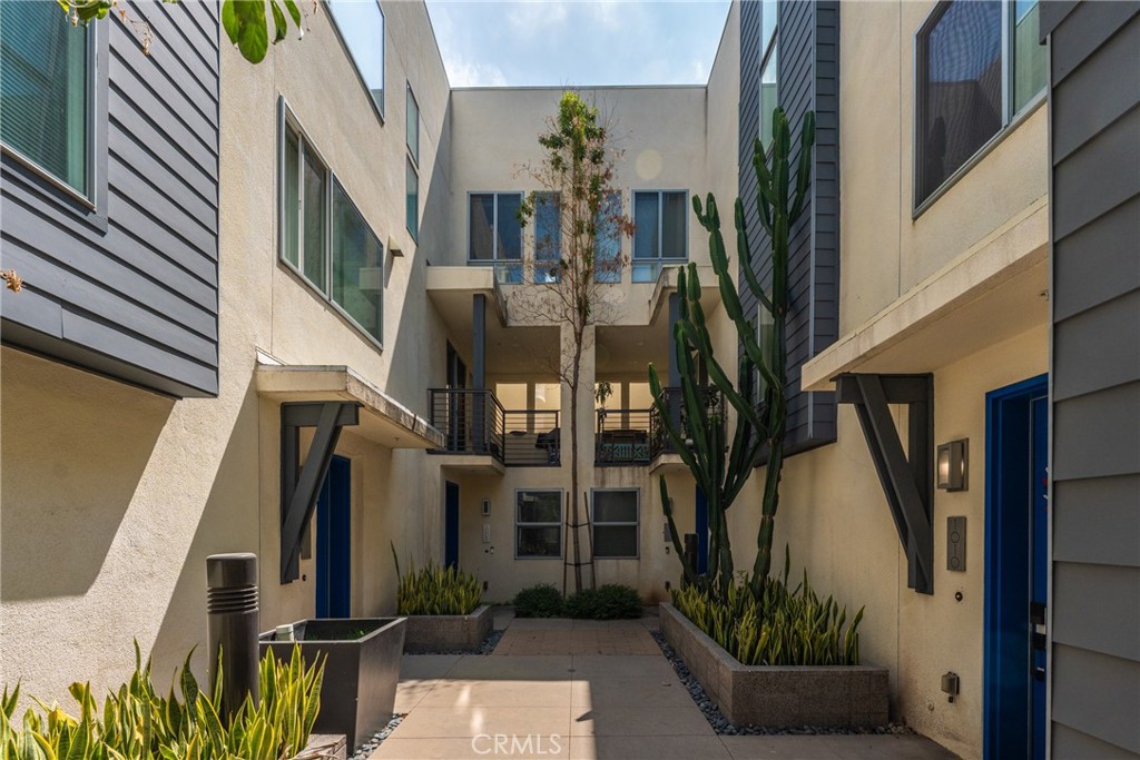 1009 Roble Place