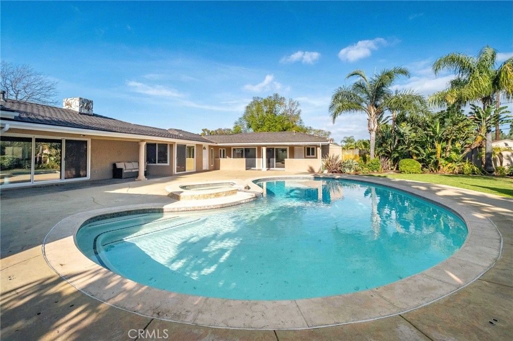 Photo of 4 Silverleaf Dr, Rolling Hills Estates, CA 90274 (MLS # PV26057426)