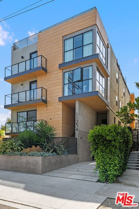 These are the most upscale urban townhouses built in 2018!! The beautiful 3-bedroom 3-bathroom spacious multilevel townhouse in the cosmopolitan Sawtelle/Japan Town neighborhood comes with the highest-end amenities and appliances. Featuring an awesome open floor plan, custom hardwood flooring throughout, walk-in closets, spacious bathrooms (double sinks in the primary bathroom), and of course equipped with an in-unit washer and dryer. Large windows let the natural light in while keeping the privacy within. Gourmet kitchens feature the most luxurious stone countertops. Top-of-the-line chic stainless-steel appliances, beautiful tile backsplashes, and sleek modern cabinetry. Also, the townhouse features a spacious and private rooftop deck. Lastly, the unit comes with tandem-covered parking spots. In close proximity to the 405 and 10 Freeways, Westwood, Century City, Santa Monica, and Beverly Hills.