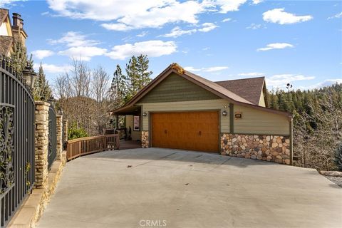 Photo of 806 Brentwood Dr, Lake Arrowhead, CA 92352 (MLS # IG26034006)