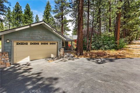 Photo of 329 E Sherwood Boulevard, Big Bear City, CA 92314 (MLS # SR26099787)