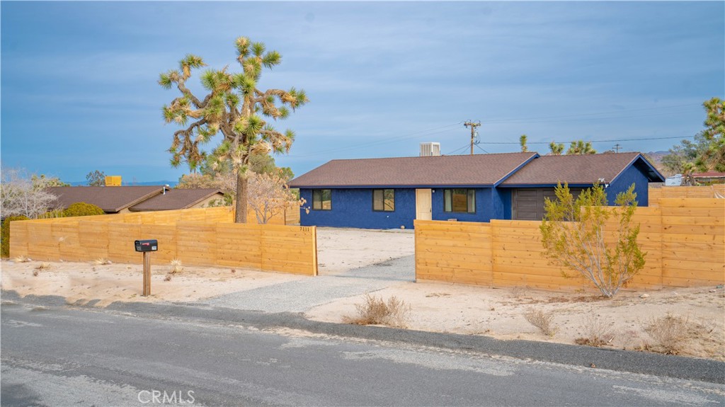 Located in the in the heart of the Friendly Hills neighborhood in Joshua Tree. The house sits on a large lot on a fully fenced property. A short 10 minute drive to the National Park, short drive to the Visitors Center, Joshua Tree Saloon and all the downtown shops. Has a hot tub and cold tub, perfect for hot days or cold desert nights. Outdoor eating area and hammocks to relax in. Private and convenient location, a must see!