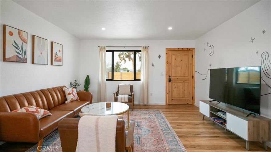 Located in the in the heart of the Friendly Hills neighborhood in Joshua Tree. The house sits on a large lot on a fully fenced property. A short 10 minute drive to the National Park, short drive to the Visitors Center, Joshua Tree Saloon and all the downtown shops. Has a hot tub and cold tub, perfect for hot days or cold desert nights. Outdoor eating area and hammocks to relax in. Private and convenient location, a must see!