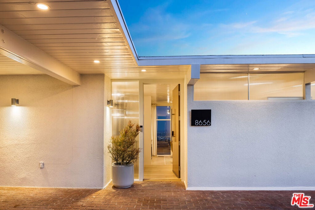 8656 Skyline Drive, Los Angeles CA 90046