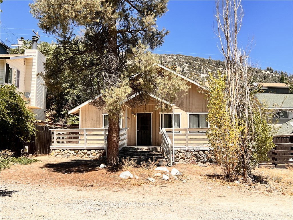 This large two bedroom, one bathroom house is ideal for a family. Located near the heart of Frazier Park, it offers a fireplace, dishwasher, kitchen and dining room. The property is quite charming and gets a great deal of natural light. Contact the agent to view this property today!