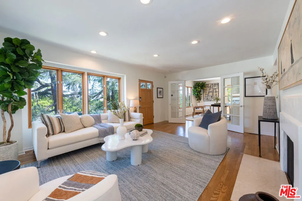 Sherman Oaks, California 91403, United States, 3 Bedrooms Bedrooms, ,2 BathroomsBathrooms,Residential,Active,170518