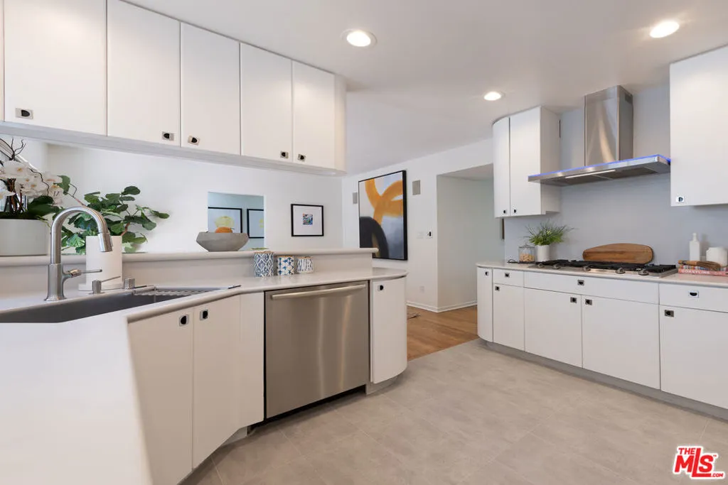 Sherman Oaks, California 91403, United States, 3 Bedrooms Bedrooms, ,2 BathroomsBathrooms,Residential,Active,170518