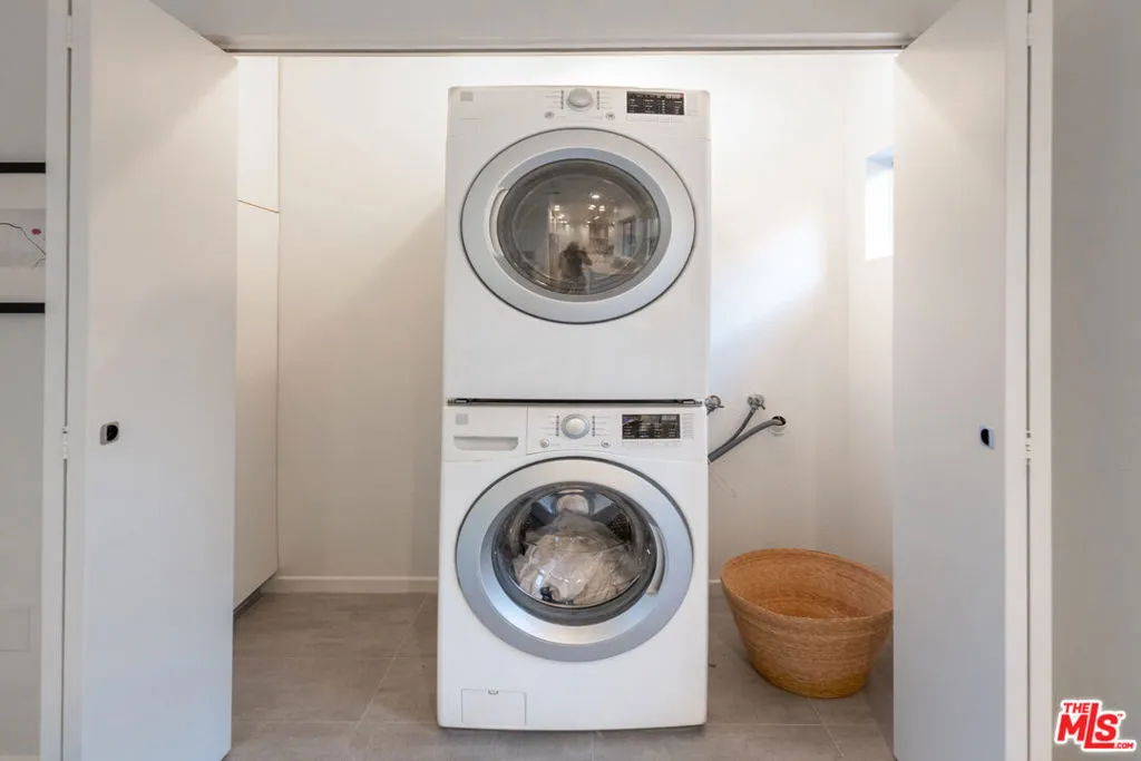 Sherman Oaks, California 91403, United States, 3 Bedrooms Bedrooms, ,2 BathroomsBathrooms,Residential,Active,170518