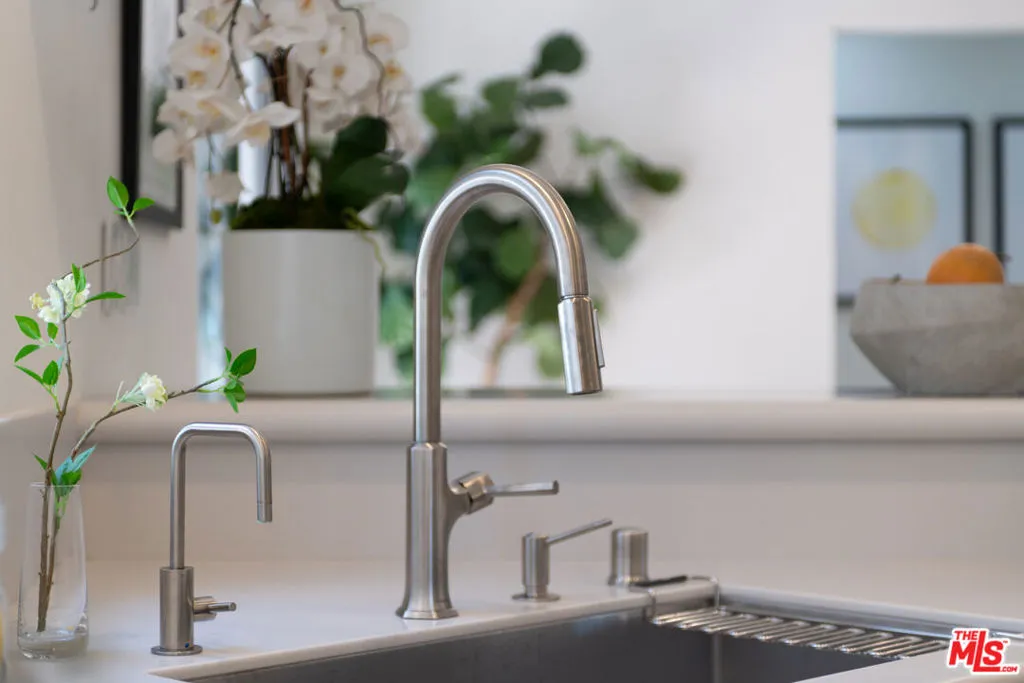 Sherman Oaks, California 91403, United States, 3 Bedrooms Bedrooms, ,2 BathroomsBathrooms,Residential,Active,170518