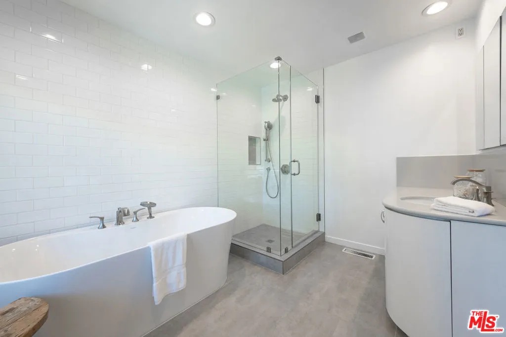 Sherman Oaks, California 91403, United States, 3 Bedrooms Bedrooms, ,2 BathroomsBathrooms,Residential,Active,170518