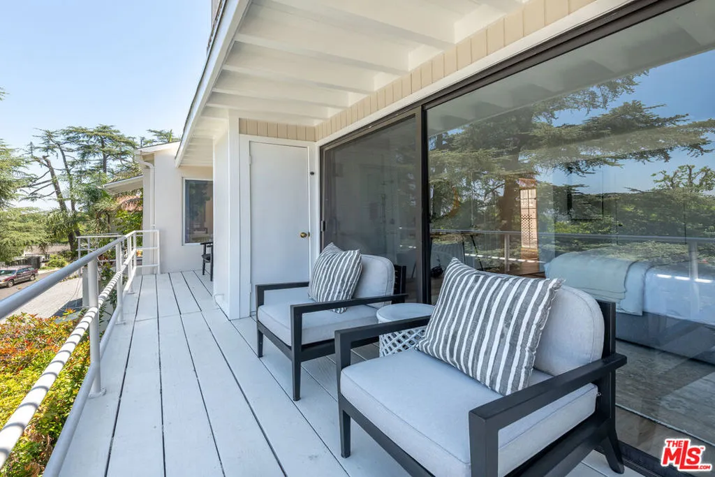 Sherman Oaks, California 91403, United States, 3 Bedrooms Bedrooms, ,2 BathroomsBathrooms,Residential,Active,170518