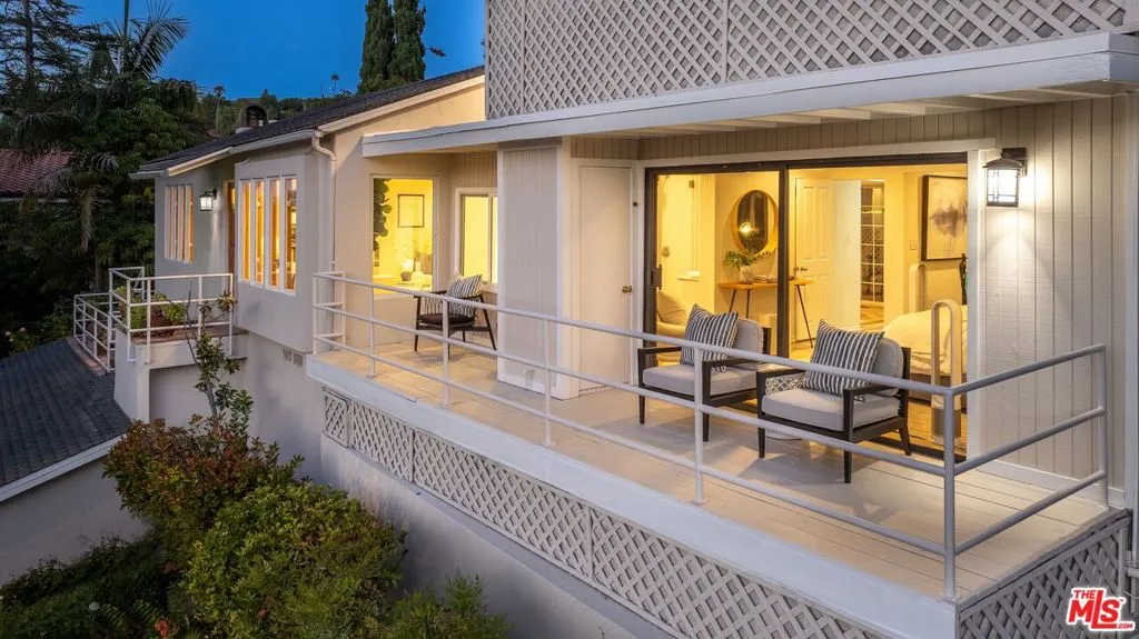 Sherman Oaks, California 91403, United States, 3 Bedrooms Bedrooms, ,2 BathroomsBathrooms,Residential,Active,170518