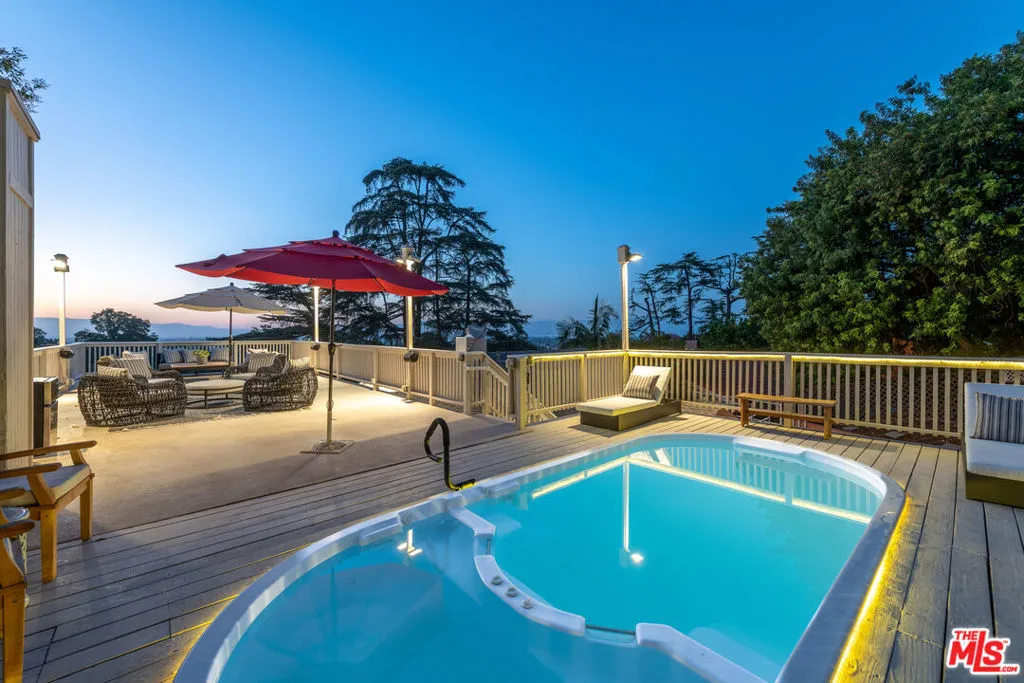 Sherman Oaks, California 91403, United States, 3 Bedrooms Bedrooms, ,2 BathroomsBathrooms,Residential,Active,170518