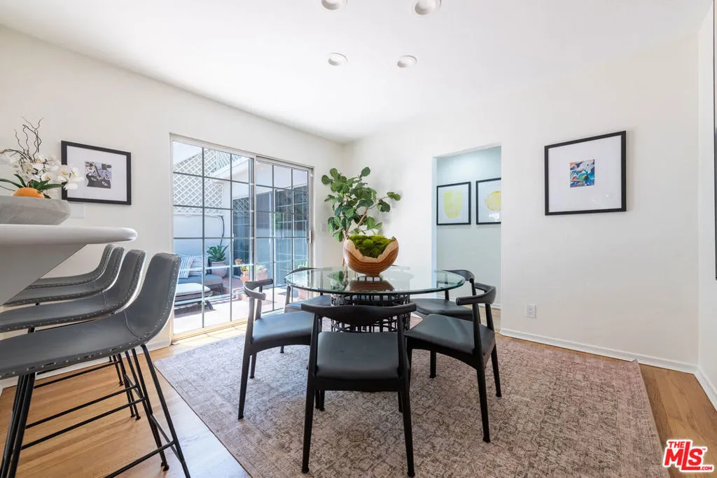 Sherman Oaks, California 91403, United States, 3 Bedrooms Bedrooms, ,2 BathroomsBathrooms,Residential,Active,170518